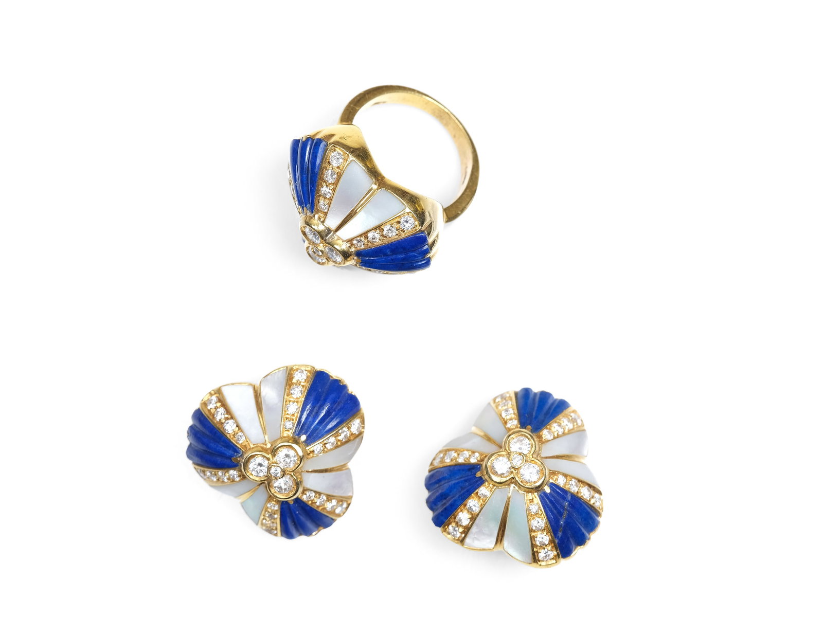 JEWELRY SET CONSISTING OF A RING AND A PAIR OF EAR CLIPS, 18-KARAT YELLOW GOLD: Jewelry set consisting of a ring and a pair of ear clips18-karat yellow goldMother-of-pearl, lapis lazuli, and diamonds totaling approx. 2.5 ctRW 52Total weight 33.5 g