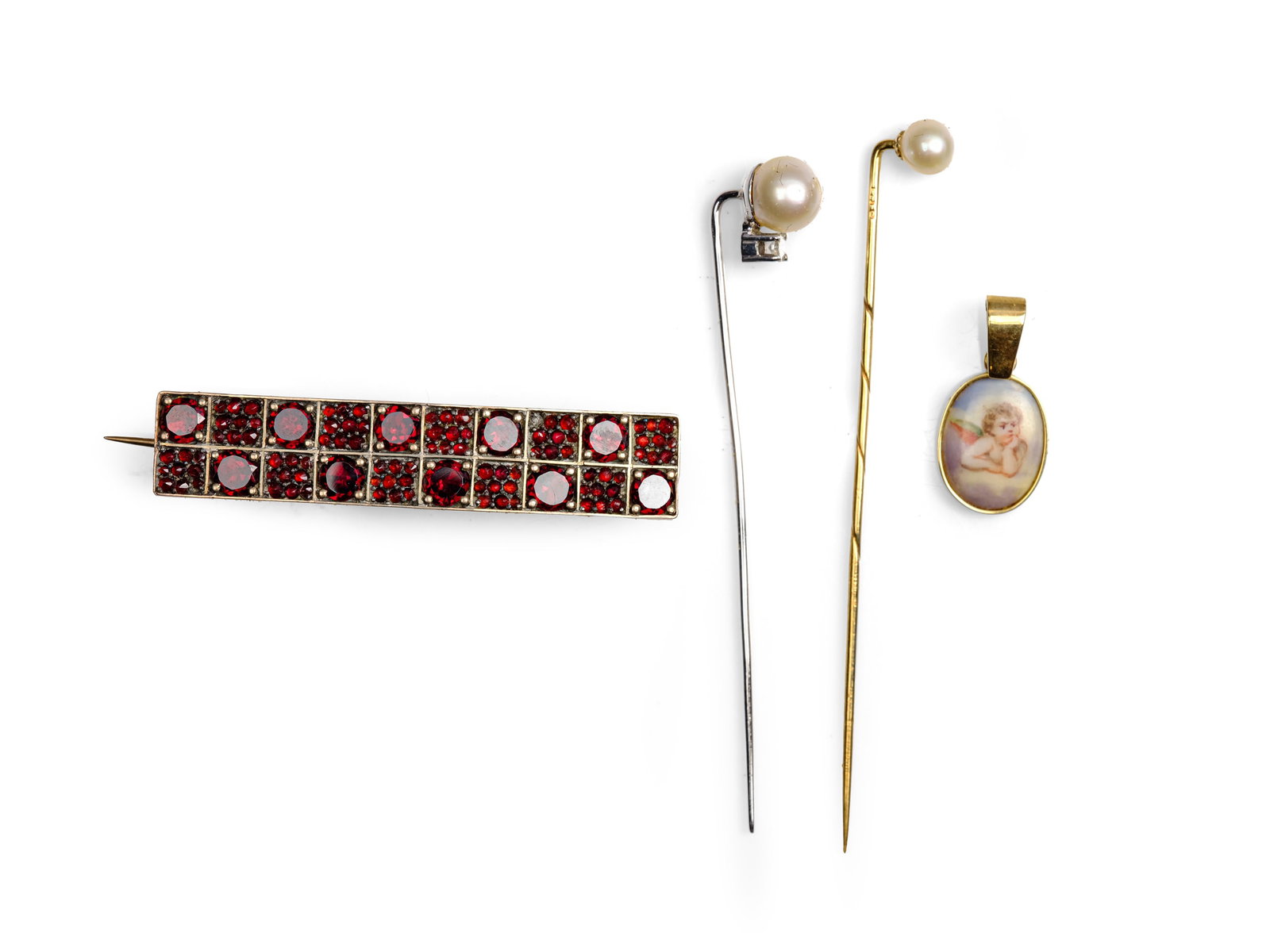 BUNDLE:, PAIR OF BROOCHES WITH PEARLS: Bundle:Pair of brooches with pearlsBrilliant-cut diamond or zirconiaPendant with guardian angel14-karat yellow gold settingSilver brooch set with garnetsTotal weight 9 g