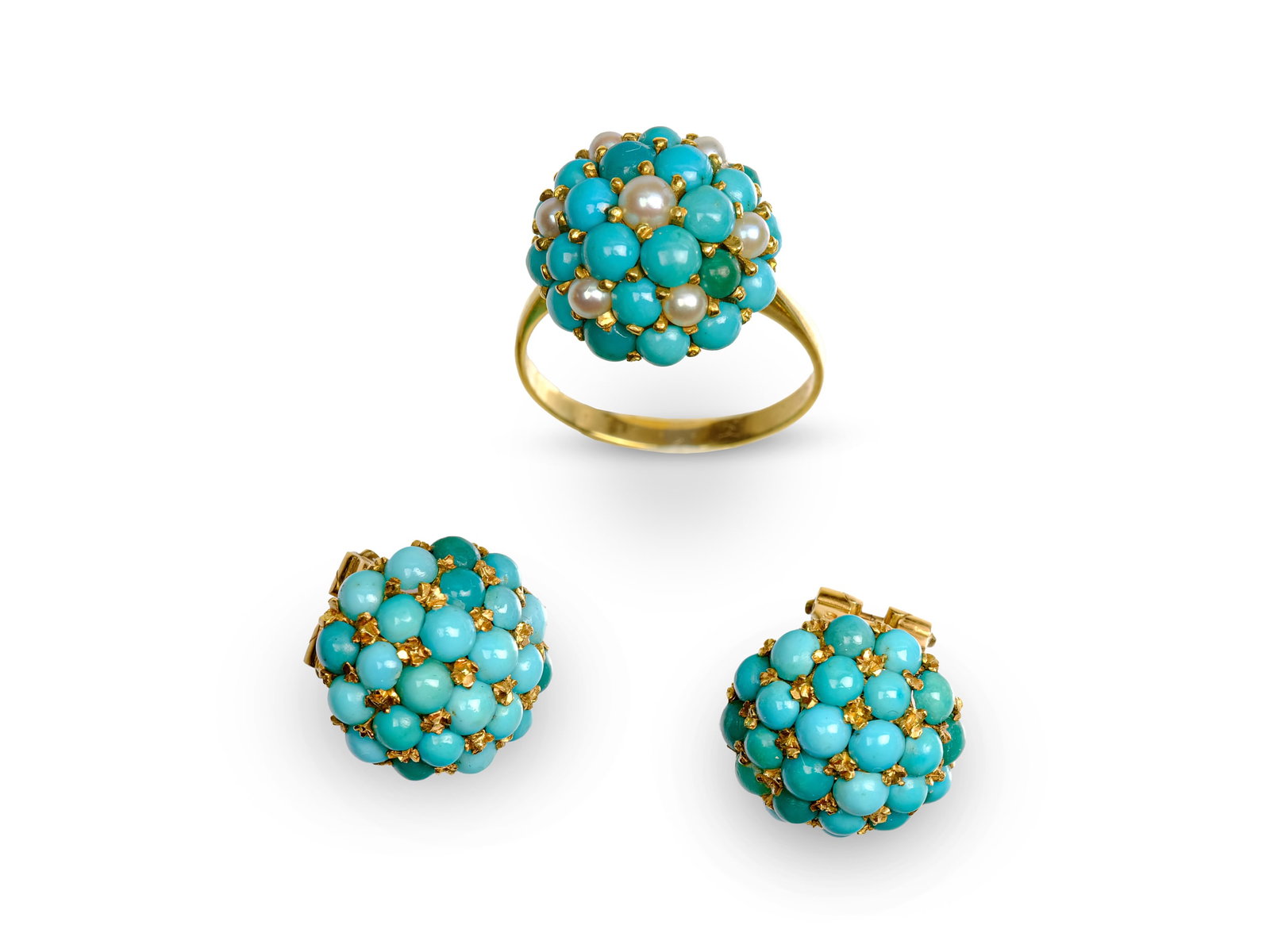 JEWELRY SET CONSISTING OF:, 1 RING AND A PAIR OF EAR CLIPS: Jewelry set consisting of:1 ring and a pair of ear clips14 kt yellow goldAdorned with turquoise and pearlsRW 55Diameter: 1.5 cm eachTotal weight: 13 g