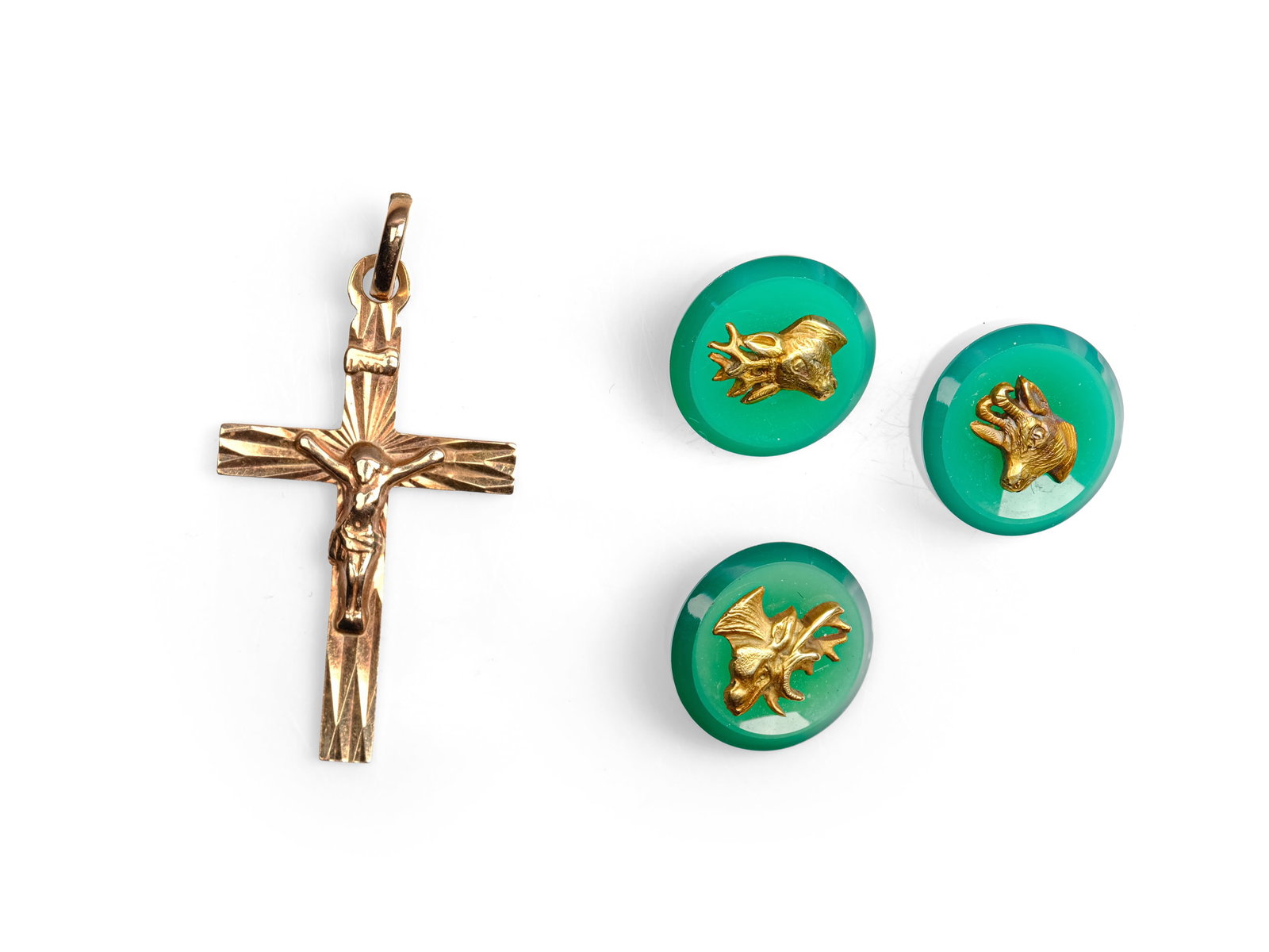 BUNDLE: 3 BUTTONS AND A PENDANT, GREEN GLASS STONE WITH DEER, ROE DEER, AND CHAMOIS HEADS: Bundle: 3 buttons and a pendantGreen glass stone with deer, roe deer, and chamois heads14 kt yellow goldChrist on the Cross pendant14 kt yellow goldTotal weight 7 g