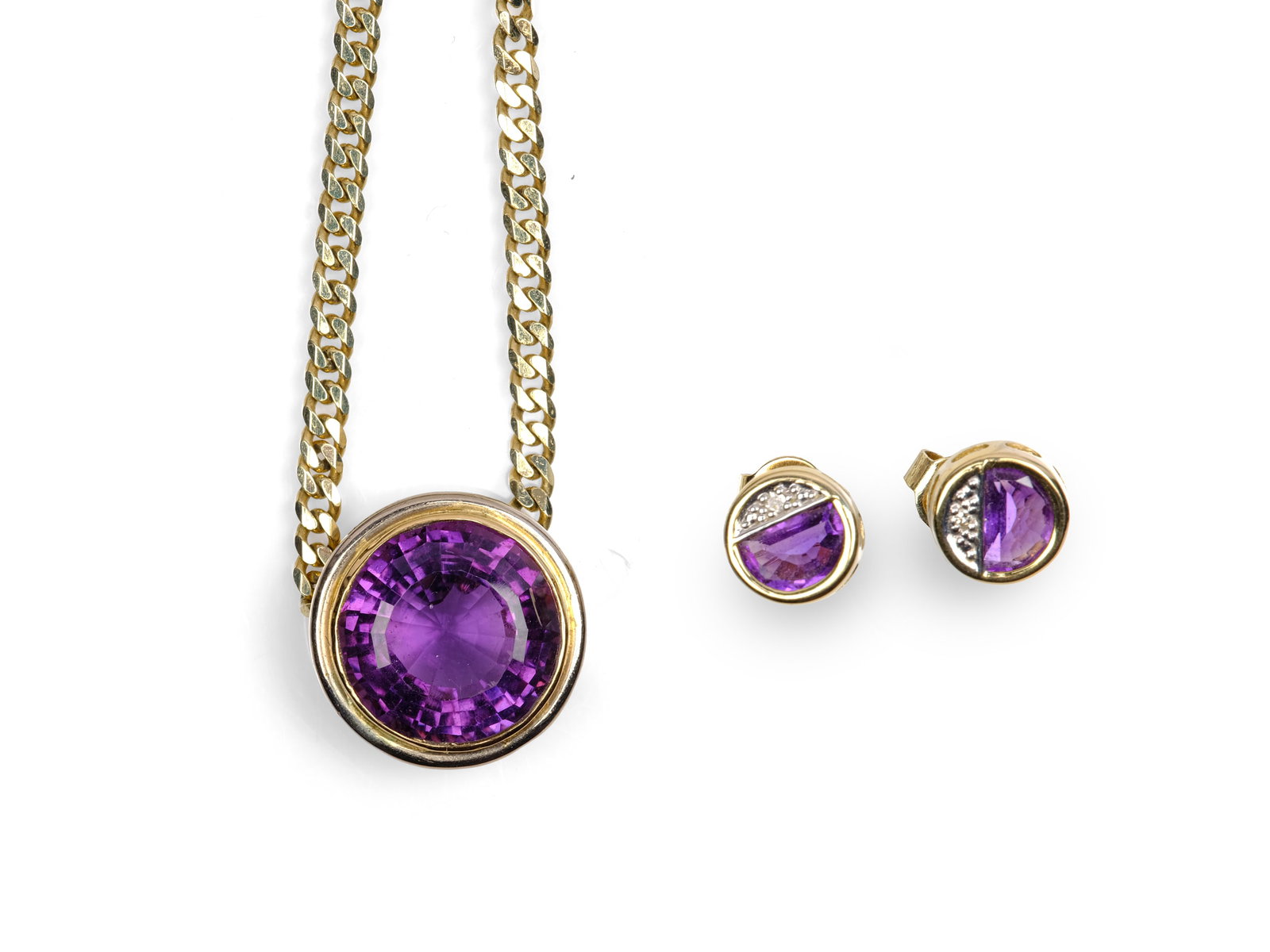 BUNDLE: NECKLACE WITH AMETHYST PENDANT and PAIR OF STUD EARRINGS, 14 KT YELLOW GOLD, HALLMARKED: Bundle: Necklace with amethyst pendant and pair of stud earrings14 kt yellow gold, hallmarkedAmethyst diameter 1.4 cmNecklace length 39 cmWeight of necklace with pendant 13.6 gWeight of earrings 1.7 g