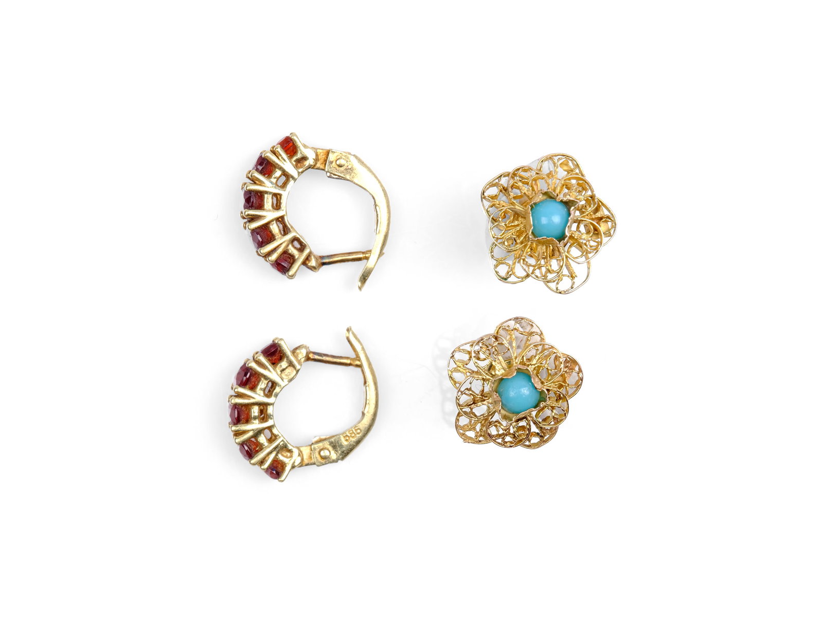 BUNDLE: 2 PAIRS OF STUD EARRINGS, 14 KT YELLOW GOLD, HALLMARKED: Bundle: 2 pairs of stud earrings14 kt yellow gold, hallmarkedFlower diameter 1.2 cmStud earring diameter with garnets 1.1 cmTotal weight 3.7 g