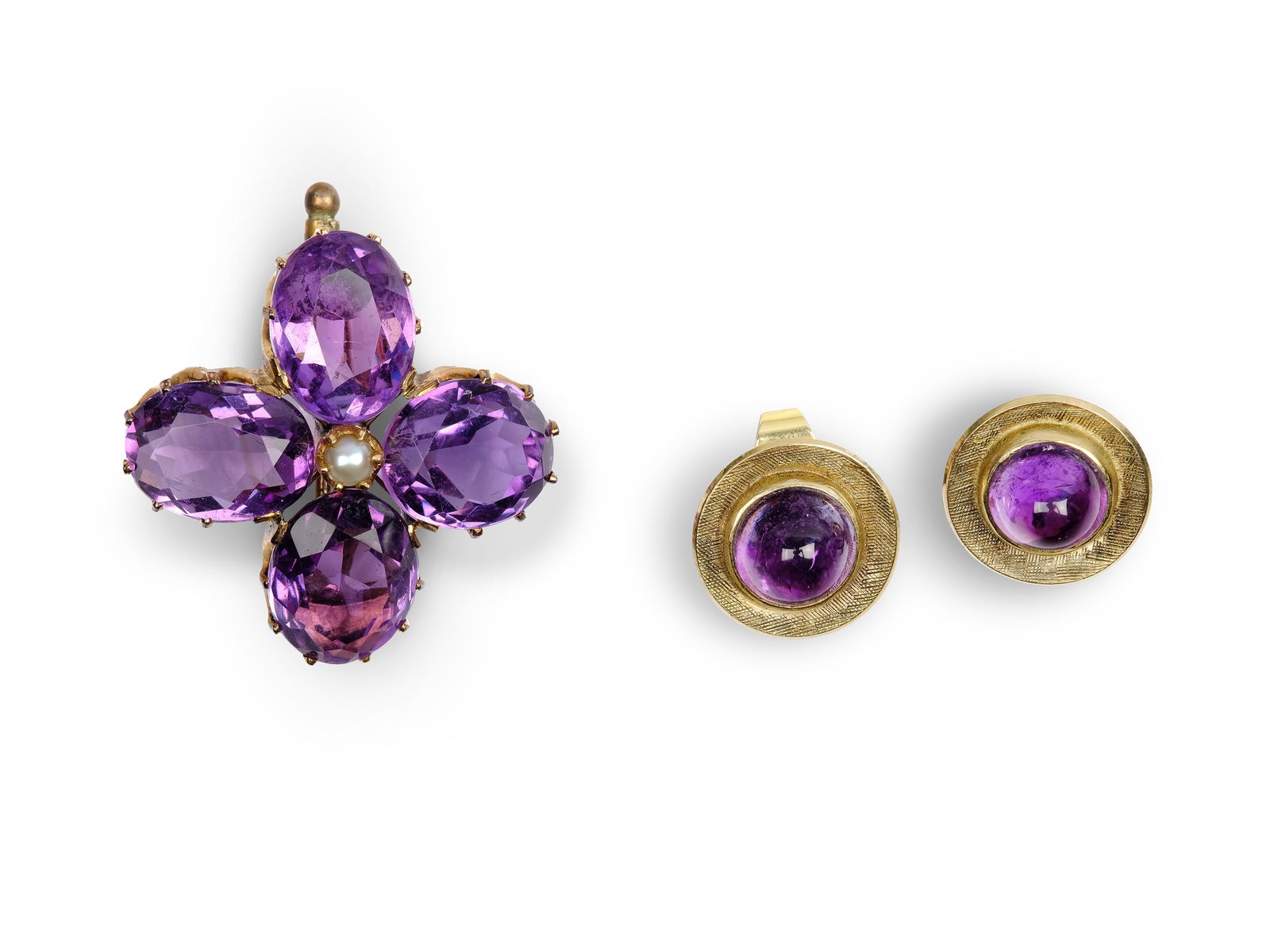 BUNDLE: BROOCH and PAIR OF STUD EARRINGS, GOLD and SILVER-PLATED: Bundle: Brooch and pair of stud earringsGold and silver-platedAmethystBrooch 2.5 x 2.5 cmStud earrings diameter 1.1 cmTotal weight 9.0 g
