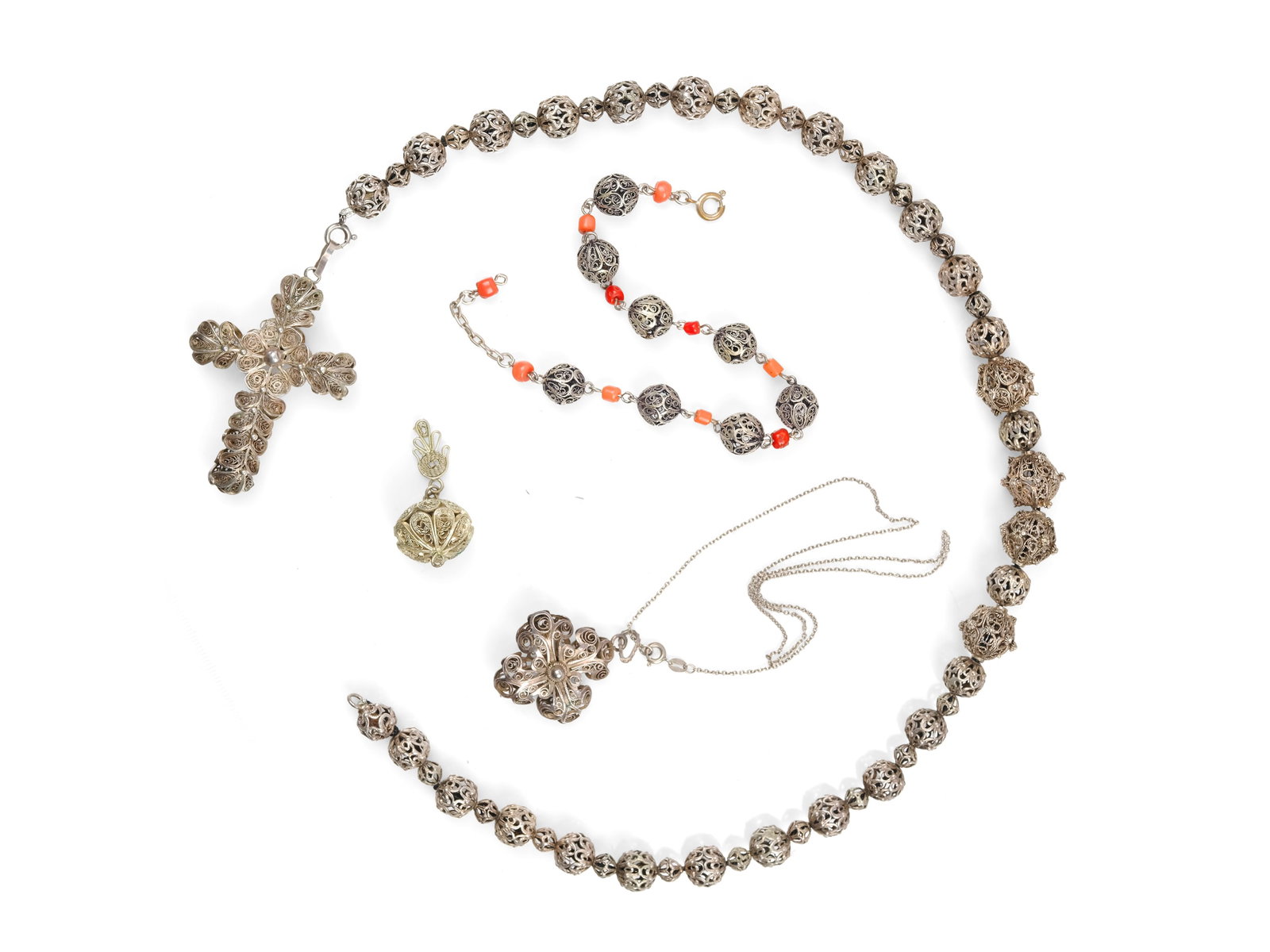 BUNDLE: ROSARY, CONSISTING OF:: Bundle: RosaryConsisting of:Long chain with cross pendant, total length 55.5 cmBracelet, length 25 cmChain with pendantRound pendantTotal weight 78.1 g