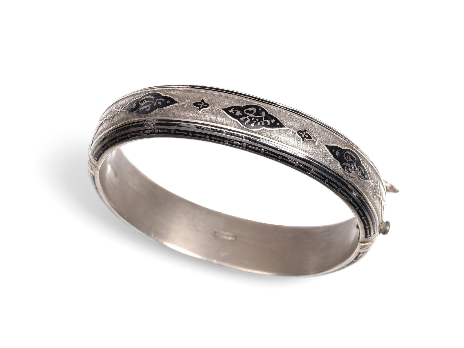 GEORG ADAM SCHEID, 1838 - 1921: Georg Adam Scheid1838 - 1921Bangle, silver and enamel with Arabic scriptInner dimensions 5.4 x 4.8 cm, width 1.2 cmWeight 21.8 g