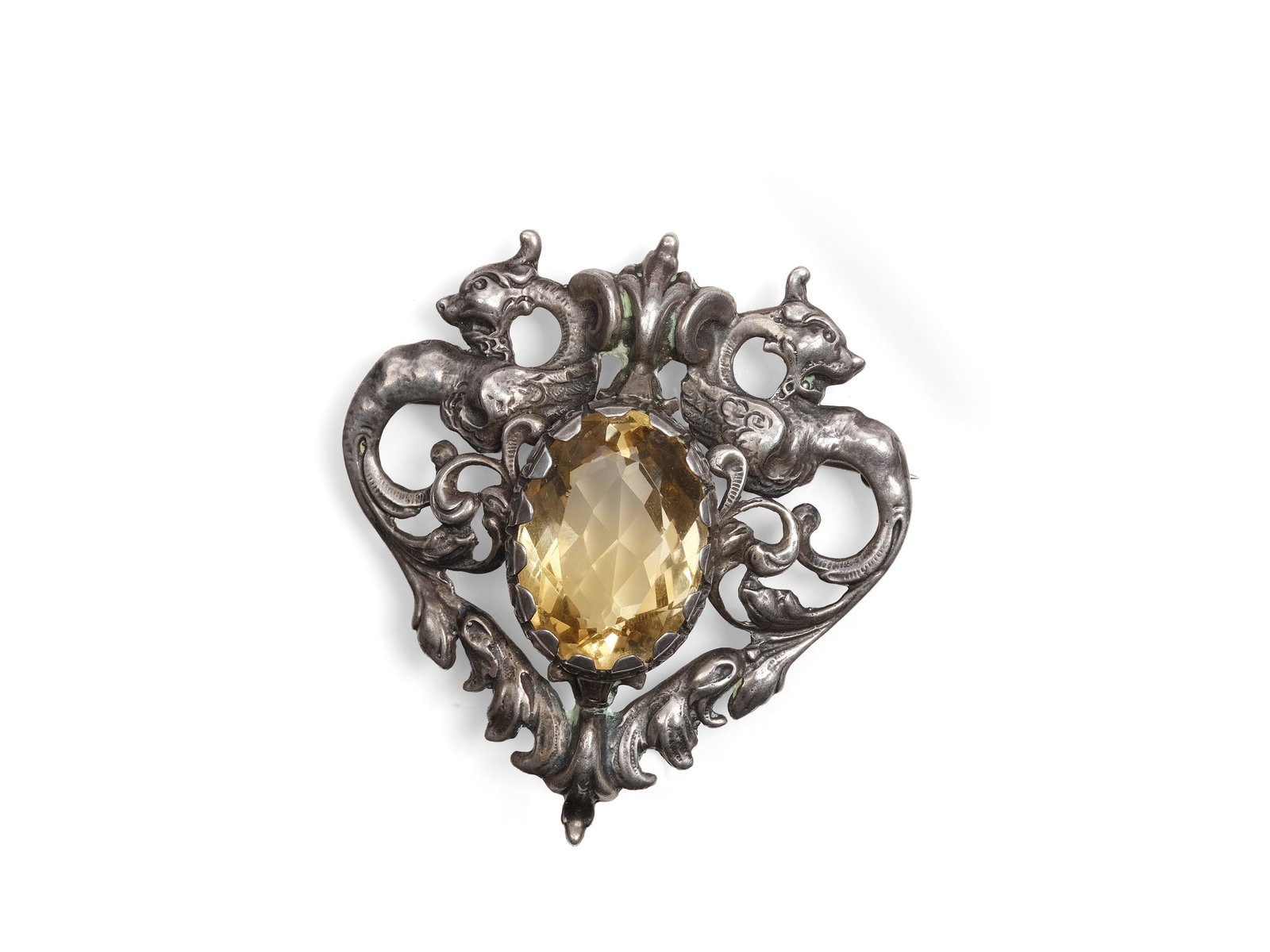 SILVER BROOCH, WITH CHIMERAS AND A CITRINE: Silver broochWith chimeras and a citrineLength 5.4 cm, width 5 cmWeight 20 g