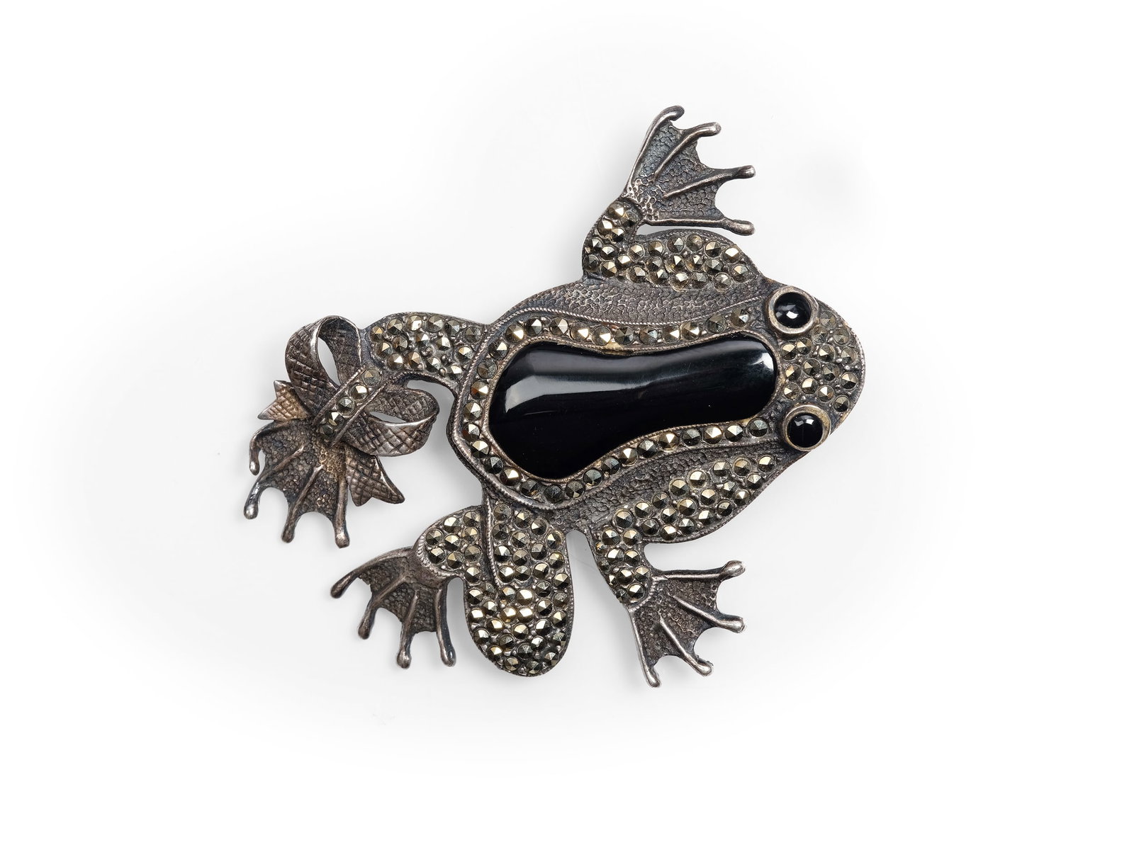 BROOCH IN THE SHAPE OF A FROG, SILVER MARKED 925: Brooch in the shape of a frogSilver marked 925Marcasite and onyxLength 6.5 cm, width 5.6 cmWeight 21 g