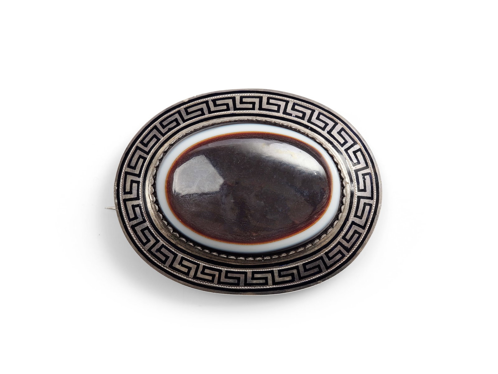 SILVER BROOCH WITH ENAMEL, CIRCA 1900: Silver brooch with enamelCirca 1900Neander pattern with eye agateLength 6 cmWeight 39 g