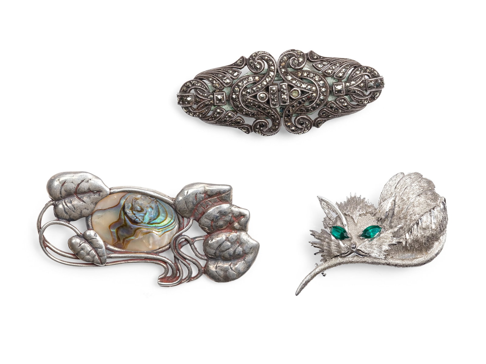 BUNDLE CONSISTING OF THREE BROOCHES IN THE SHAPE OF A, CAT, FLOWER, MARCASITE BROOCH, AND DOUBLE: Bundle consisting of three brooches in the shape of acat, flower, marcasite brooch, and double clipSilver Length 4.5-5.6 cmWeight 34.3 g