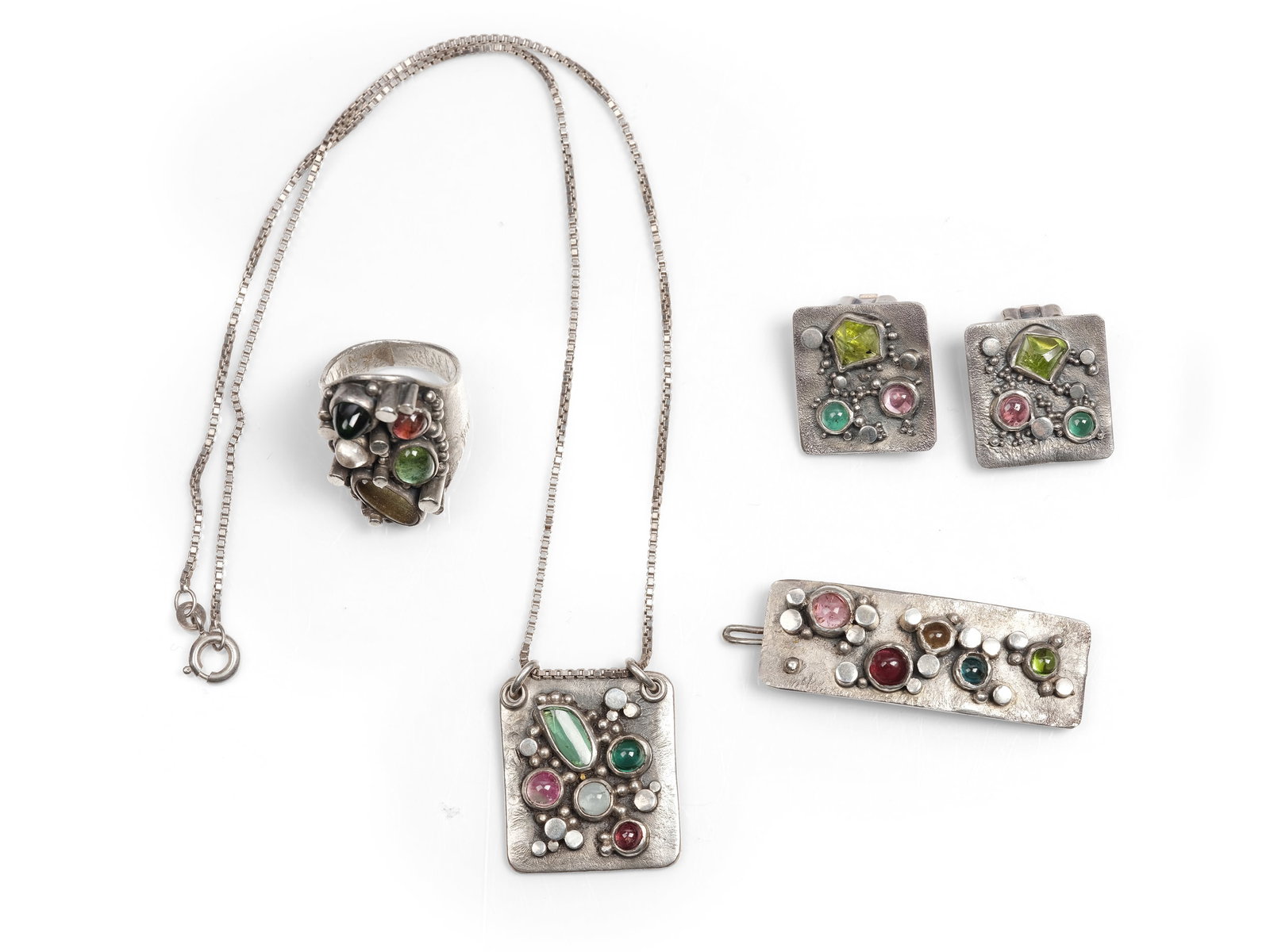 SILVER JEWELRY SET, 1960S/1970S:, EARRINGS, HAIR CLIP, RING: Silver jewelry set, 1960s/1970s:Earrings, hair clip, ringHandcrafted with tourmalinesChain length 43 cmHair clip length 4.5 cmRW 52Total weight 53.5 g