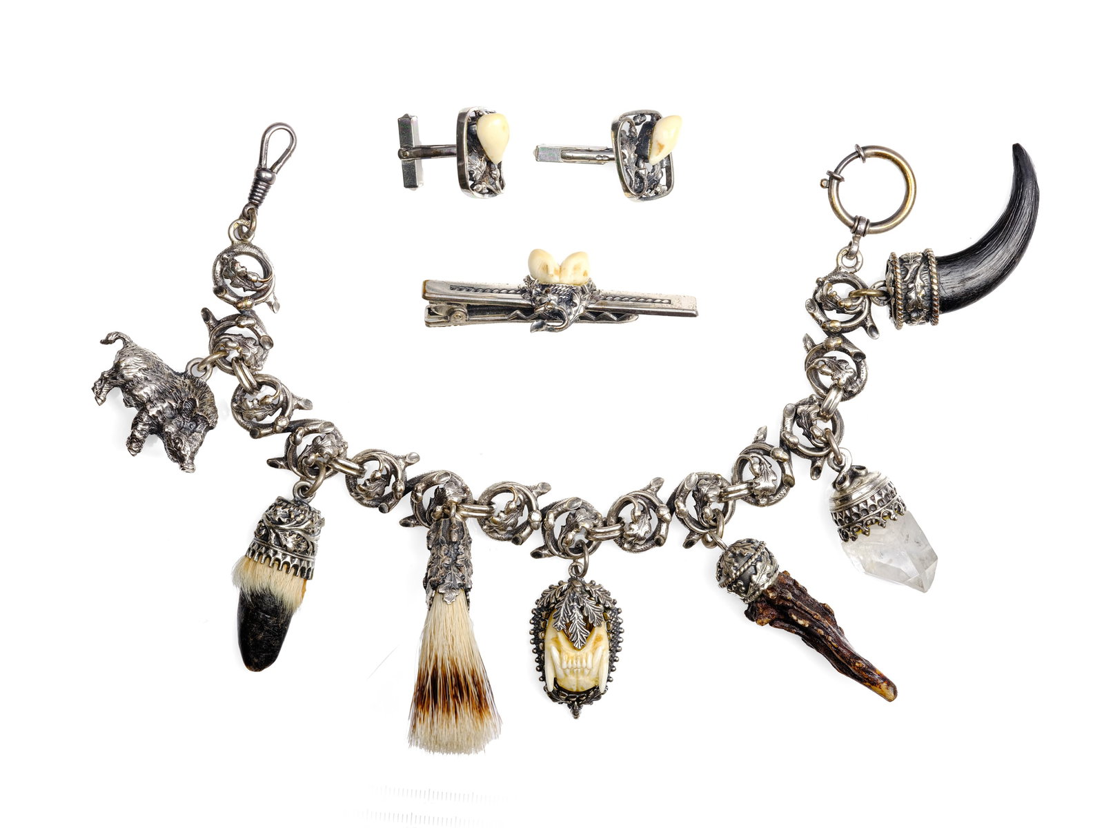 TRADITIONAL COSTUME JEWELRY SET, CHARIVARI: Traditional Costume Jewelry Set CharivariSilverLength 27 cmWeight 157 gSilver Tie ClipWeight 18 gLength 6.2 cmPair of CufflinksSilverWeight 14 gTotal weight 189 g