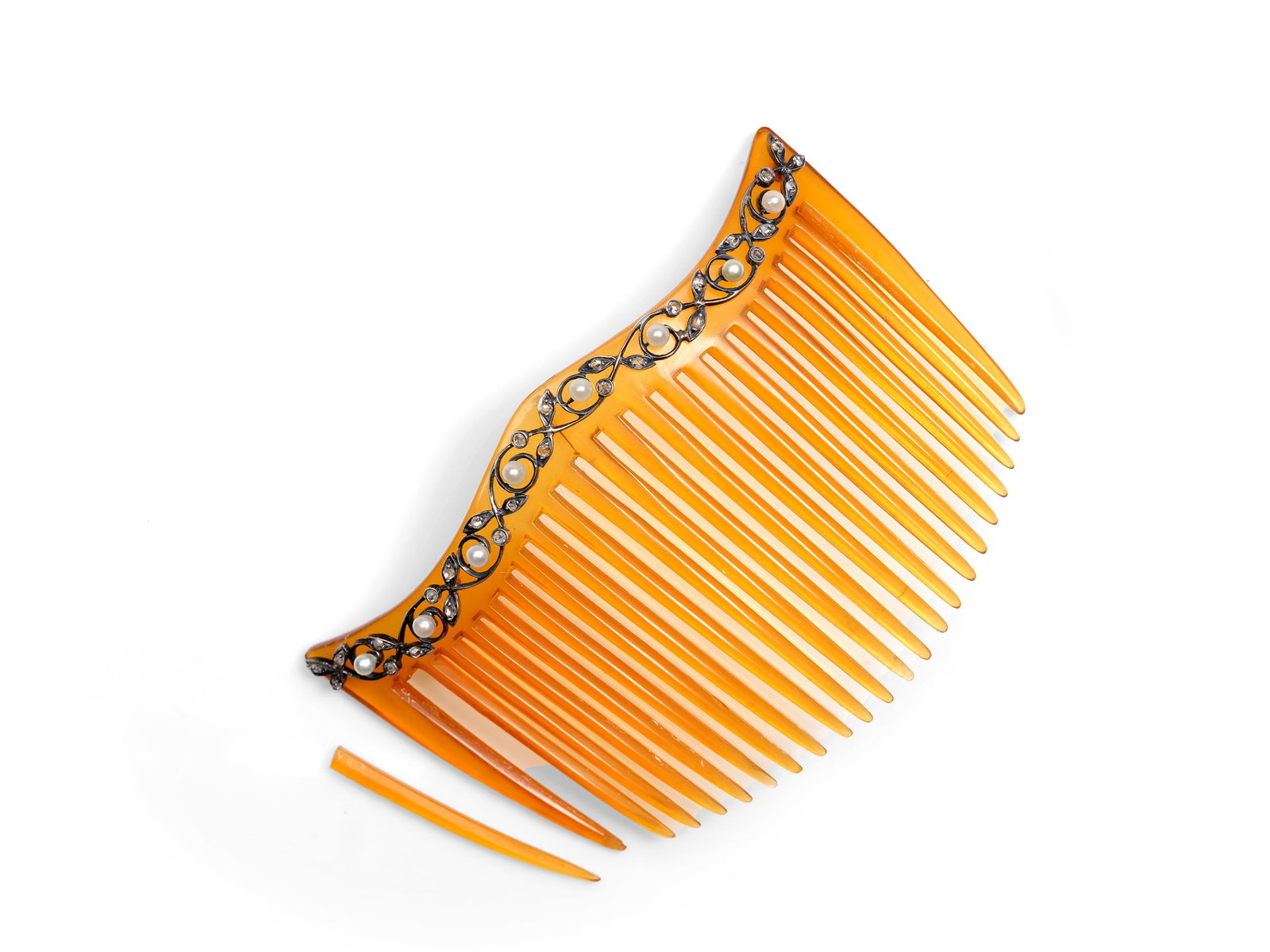 SLIDE COMB, 19TH CENTURY: Slide comb19th centurySilver and hornPearls and diamond rosesLength 6.5 cm, width 9.5 cm1 prong broken off, but still present