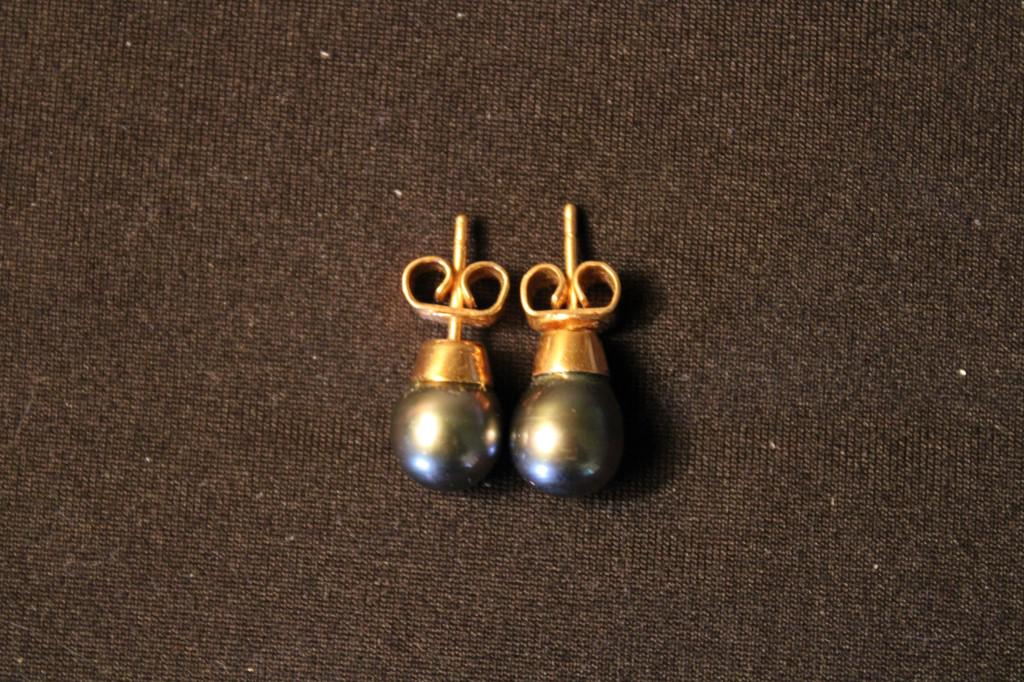 Tahiti Black Pearl Earrings: 18 K Gold Tahitian Black Pearl Earrings