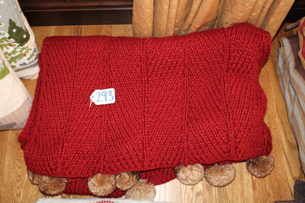 Throw with Furry Pom Poms: Throw with Furry Pom Poms
