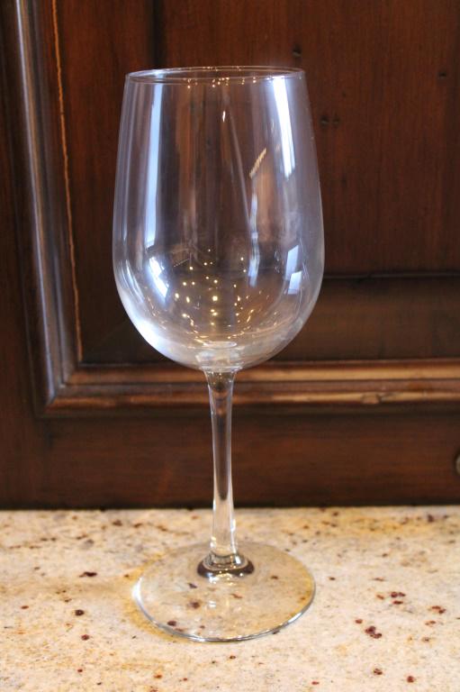 9" Crystal Wine Glass: 9" Crystal Wine Glass THE GLASSES ARE 28X THE BID. BUYERS PLEASE NOTE THIS ITEM IS YOUR BID TIMES 28. BUYER'S INVOICE WILL READ INCORRECTLY UNTIL PAYMENT IS DUE. WE WILL HAVE AN UPDATED INVOICE AT THA