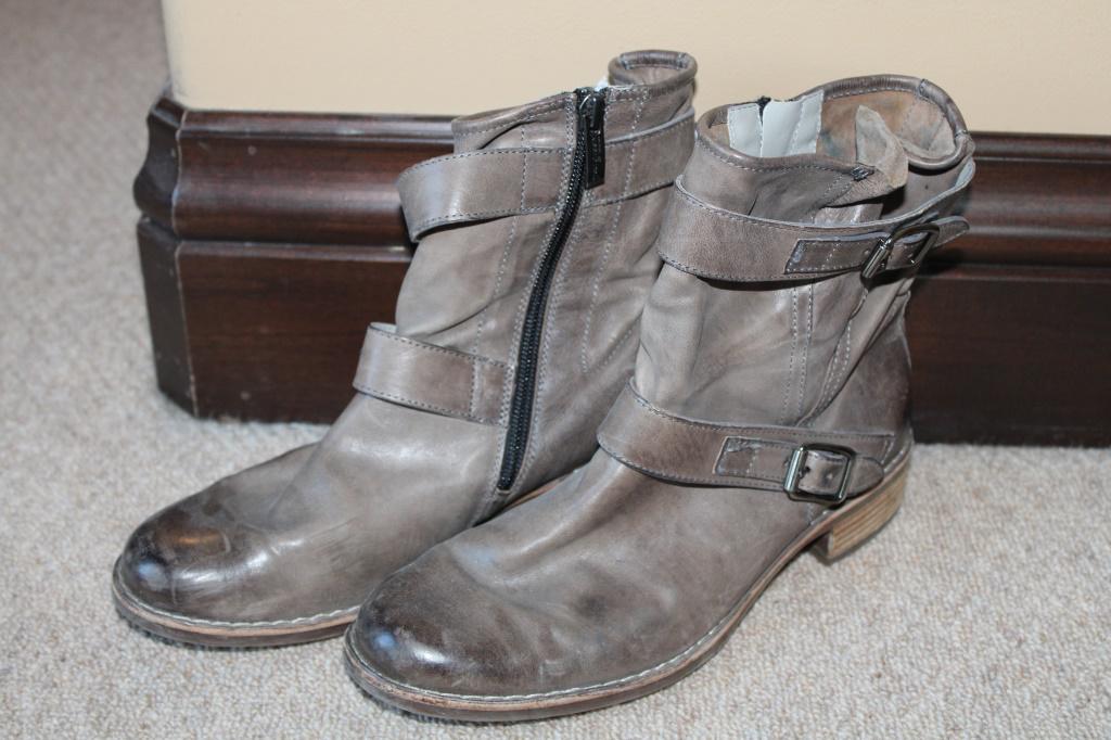 Paul Green Ankle High Leather Bootie Size 8 Worn: Paul Green Ankle High Leather Bootie Size 8 Worn