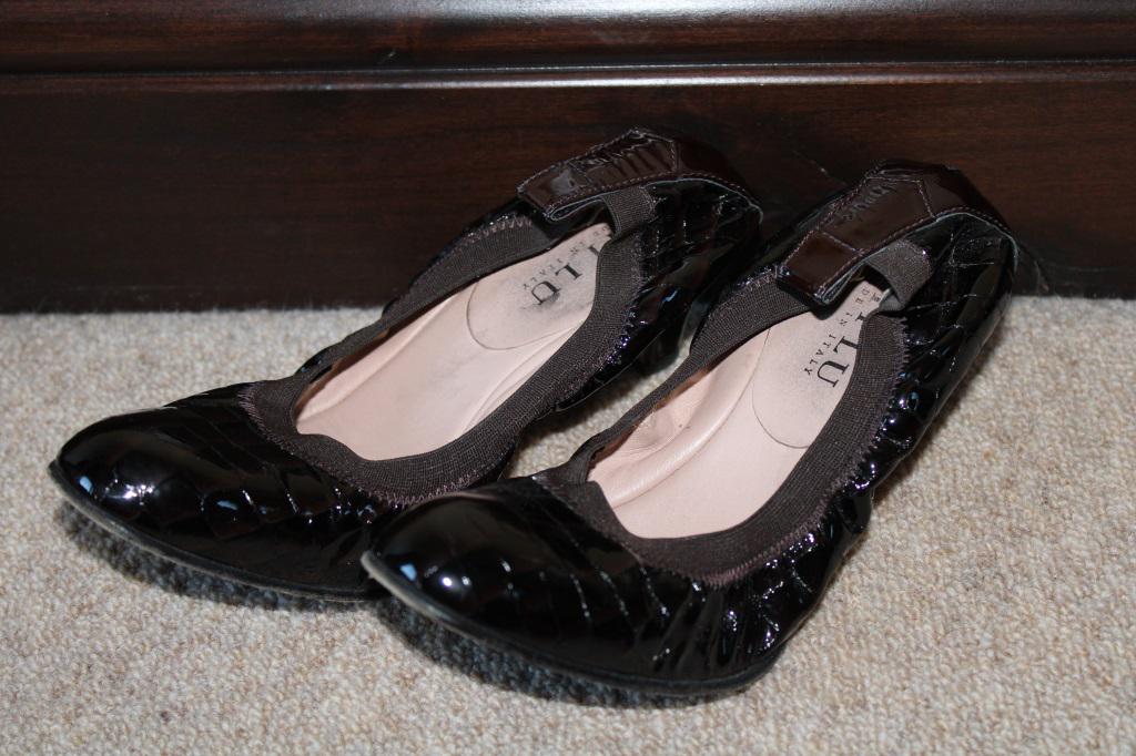 Anyi Lu Slip On Low Heel Size 7: Anyi Lu Slip On Low Heel Size 7