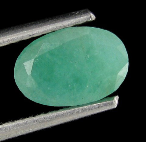 0.9ct Colombia Emerald: Excellent piece; well cut and colored; with treatment