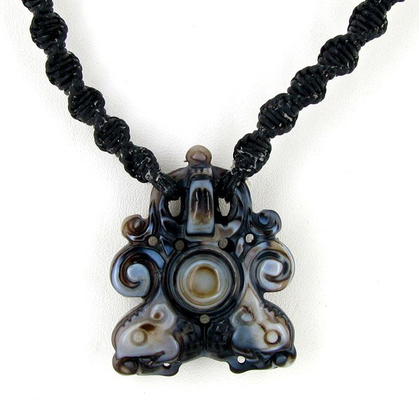 Chinese Handcarved Agate Pendant Choker Necklace: Excellent hand carved vintage piece