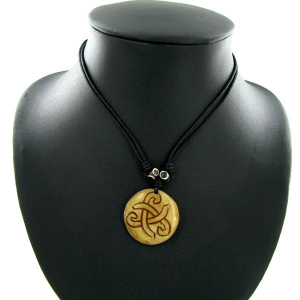 Tibet Handfcarved Bone Pendant Choker Necklace: Excellent hand carved piece