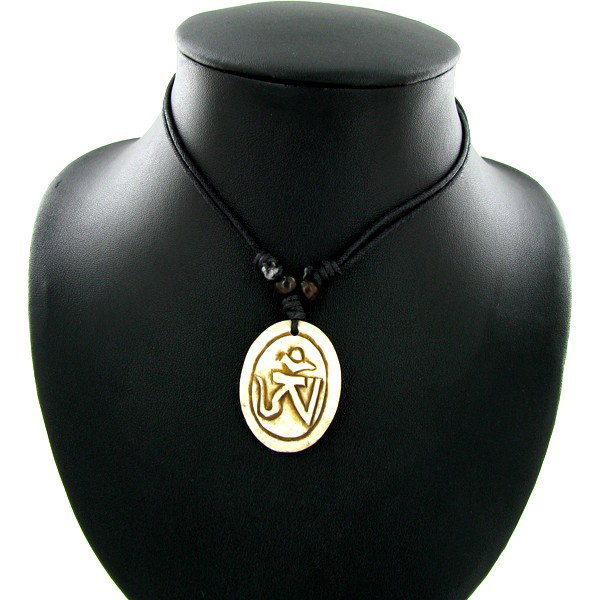 Tibet Handfcarved Bone Pendant Choker Necklace: Excellent hand carved piece