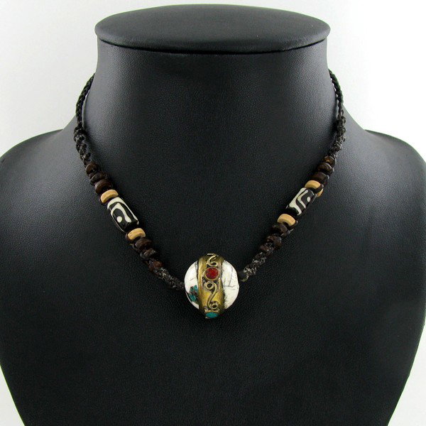 Tibet Shell Agate Bead Choker Necklace: Well made piece