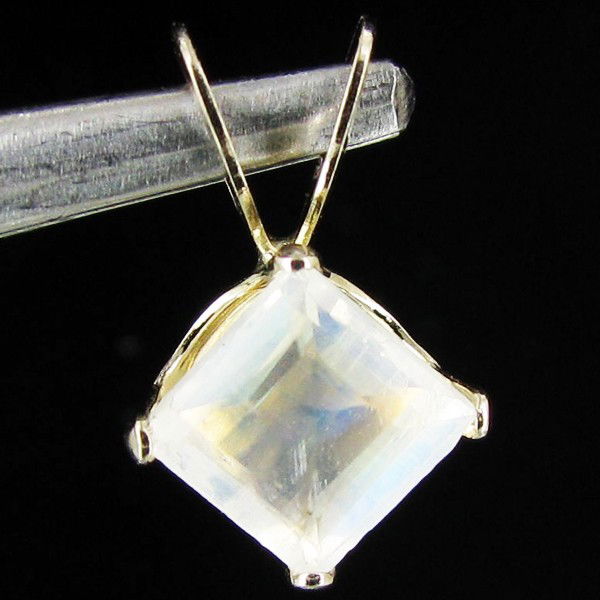1.50twc Moonstone 14k Gold Pendant: Nice workmanship