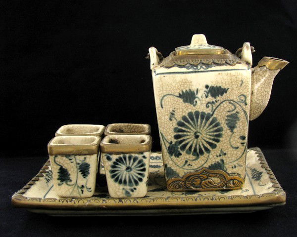 Antique Chinese Onion Pattern Tea Set: Excellent set with pot tray and 4 cups; tray 6"