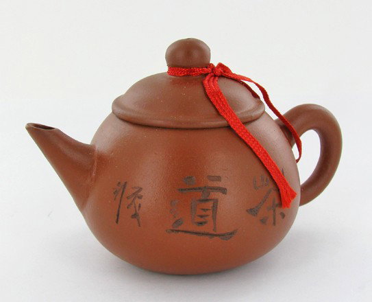 Chinese Collectible Yixing Clay Teapot: Excellent handcrafted piece