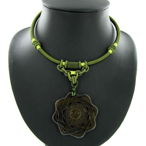 Chinese Jade Bi Pendant Choker Necklace 125cts: Excellent hand carved vintage piece; 2"