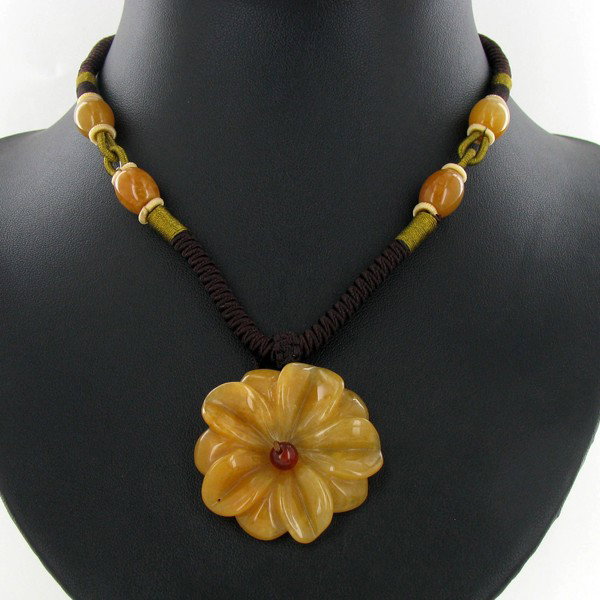 70ct Honey Jade Flower Choker Necklace: Excellent well crafted piece