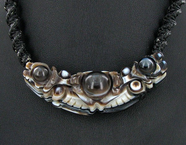 Tibet Agate Dragon & Bead Choker Necklace: Well made piece