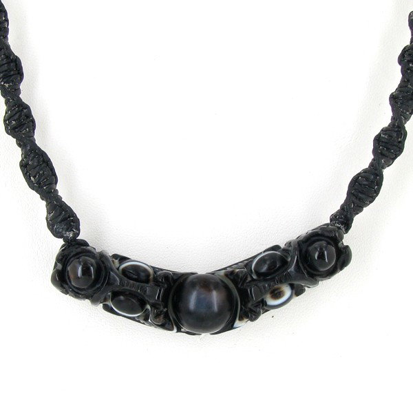 Chinese Handcarved Agate Pendant Choker Necklace: Excellent hand carved vintage piece