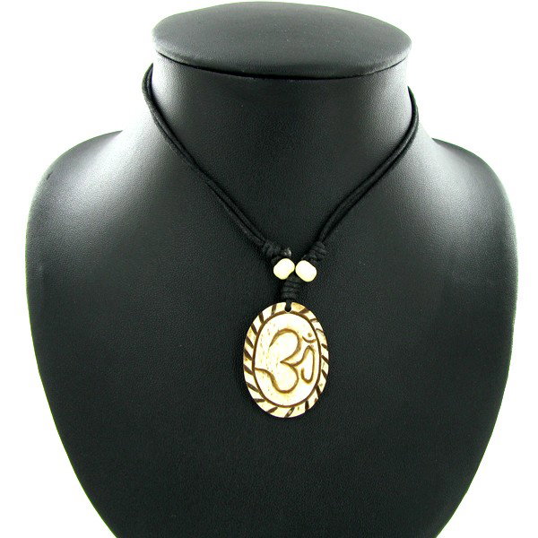 Tibet Handfcarved Bone Pendant Choker Necklace: Excellent hand carved piece