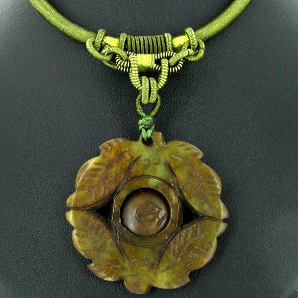Chinese Jade Bi Choker Necklace: Excellent well crafted piece