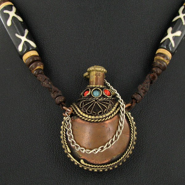 Tibet Snuff Bottle Choker Necklace: Excellent well crafted piece