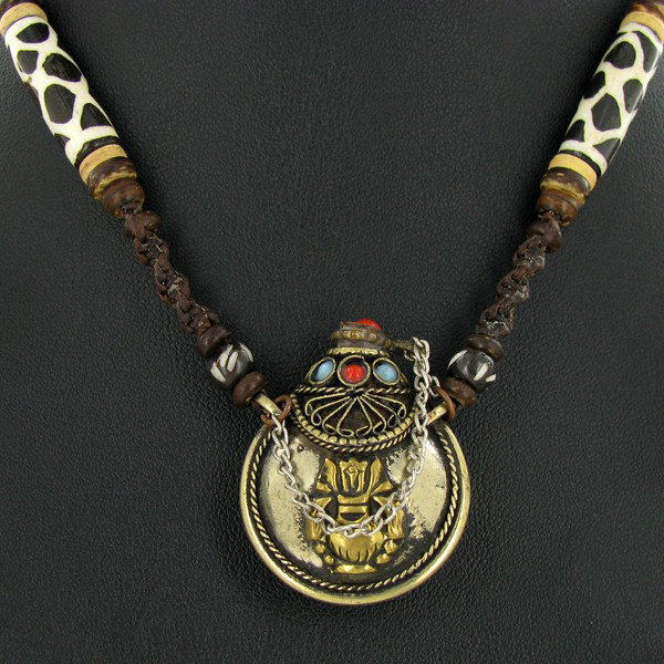 Tibet Snuff Bottle Choker Necklace: Excellent well crafted piece