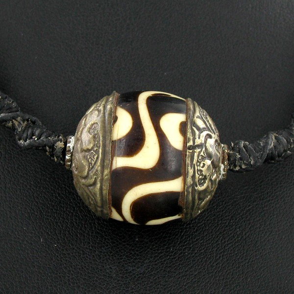 Tibet Big Agate Bead Choker Necklace: Well made piece