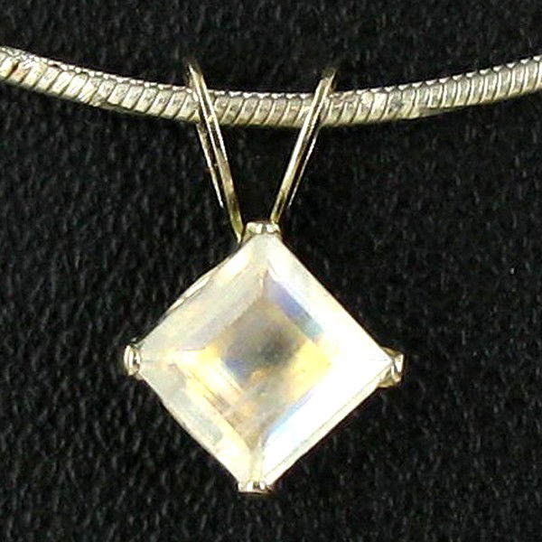 1.50twc Moonstone 14k Gold Pendant: Nice workmanship