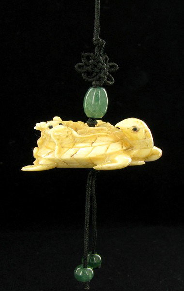 Chinese Handcarved Bone Netsuke: Excellent handcarved piece; 1"