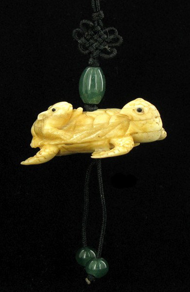 Chinese Handcarved Bone Netsuke: Excellent handcarved piece; 1"