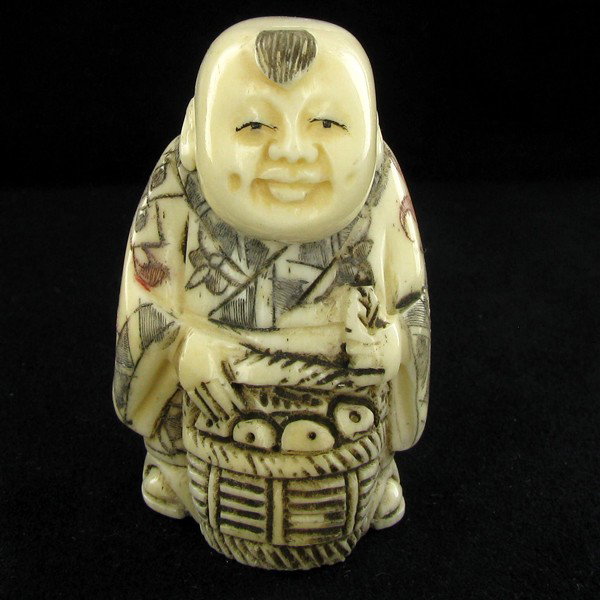 Handcarved Bone Chinese Netsuke: Excellent handcarved piece; 2"