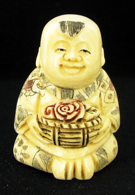 Chinese Handcarved Bone Netsuke: Excellent handcarved piece; 2"