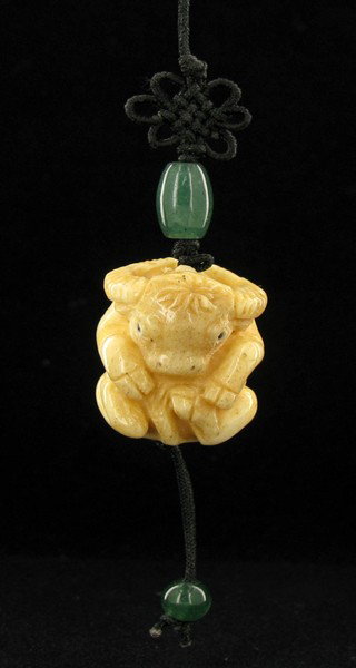 Chinese Handcarved Bone Netsuke: Excellent handcarved piece; 1"