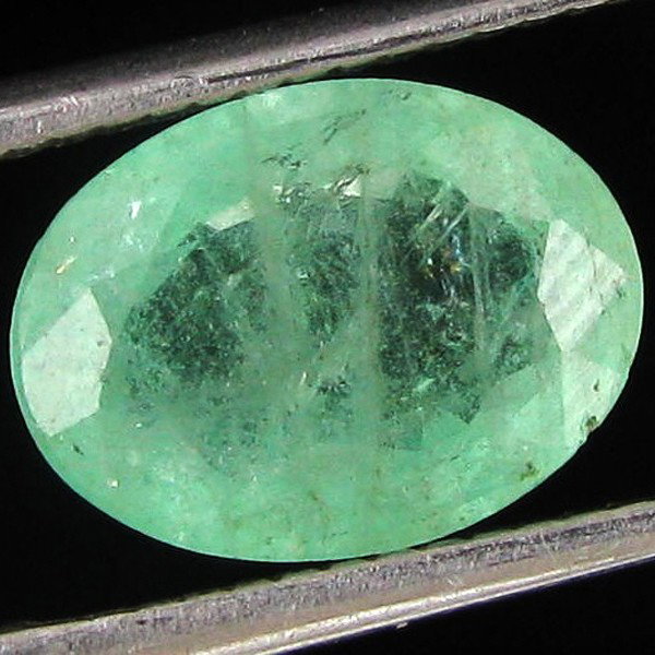 2.35ct Colombian Emerald: Excellent specimen; well cut and colored; with customary treatment unless noted otherwise