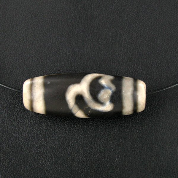 Tibet Agate Bead Choker Necklace: Excellent well crafted piece