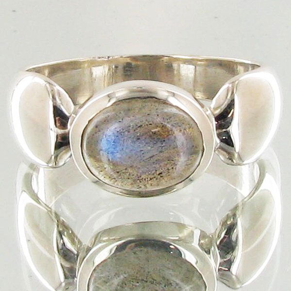 26.6twc Labradorite Sterling Ring: Well crafted piece; stone with customary treatment
