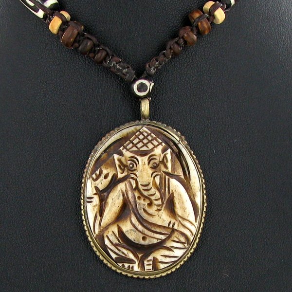 Tibet Bone Nickel Agate Elephant Choker Necklace: Well made piece