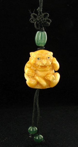Chinese Handcarved Bone Netsuke: Excellent handcarved piece; 1"