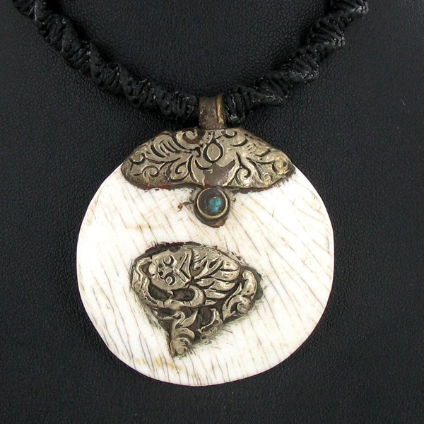 Tibet Bone Nickel Bead Choker Necklace: Well made piece